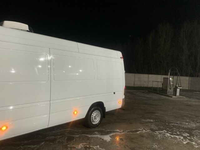 Белый Мерседес Sprinter, объемом двигателя 2.2 л и пробегом 214 тыс. км за 13950 $, фото 2 на Automoto.ua