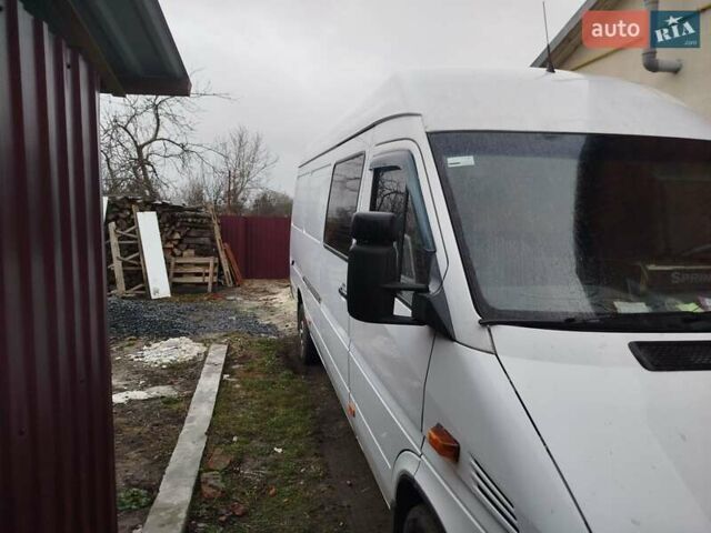 Белый Мерседес Sprinter, объемом двигателя 2.1 л и пробегом 400 тыс. км за 10500 $, фото 2 на Automoto.ua