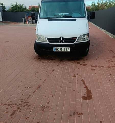 Белый Мерседес Sprinter, объемом двигателя 2.7 л и пробегом 620 тыс. км за 10000 $, фото 4 на Automoto.ua