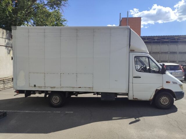 Белый Мерседес Sprinter, объемом двигателя 2 л и пробегом 300 тыс. км за 6000 $, фото 2 на Automoto.ua