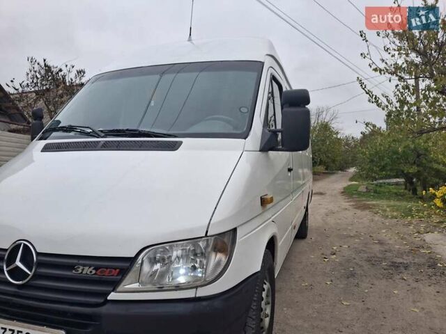Белый Мерседес Sprinter, объемом двигателя 2.69 л и пробегом 740 тыс. км за 12000 $, фото 2 на Automoto.ua