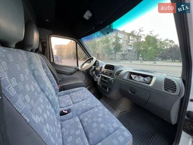 Белый Мерседес Sprinter, объемом двигателя 2.2 л и пробегом 100 тыс. км за 12000 $, фото 3 на Automoto.ua