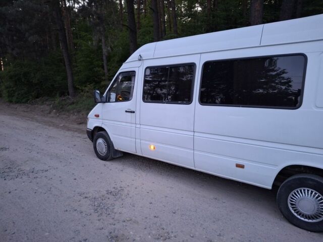 Белый Мерседес Sprinter, объемом двигателя 2.1 л и пробегом 400 тыс. км за 8100 $, фото 4 на Automoto.ua