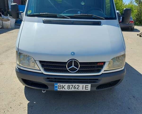 Белый Мерседес Sprinter, объемом двигателя 2.15 л и пробегом 308 тыс. км за 7999 $, фото 1 на Automoto.ua