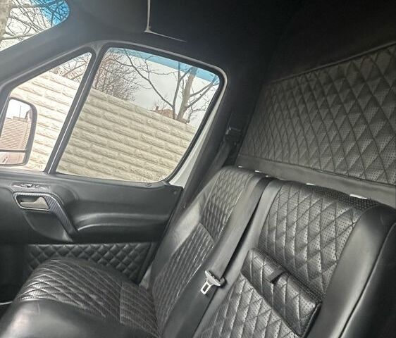 Белый Мерседес Sprinter, объемом двигателя 2.2 л и пробегом 150 тыс. км за 13000 $, фото 3 на Automoto.ua