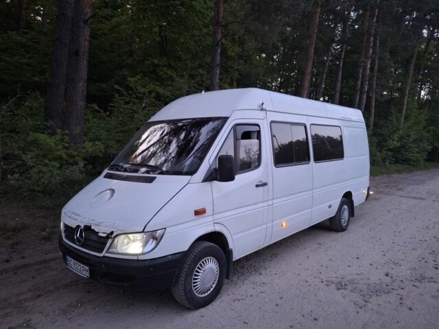 Белый Мерседес Sprinter, объемом двигателя 2.1 л и пробегом 400 тыс. км за 8100 $, фото 2 на Automoto.ua