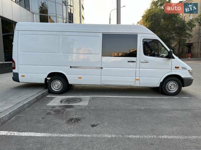 Белый Мерседес Sprinter, объемом двигателя 2.2 л и пробегом 100 тыс. км за 12000 $, фото 8 на Automoto.ua