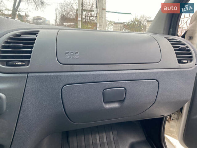 Белый Мерседес Sprinter, объемом двигателя 2.7 л и пробегом 422 тыс. км за 10000 $, фото 17 на Automoto.ua