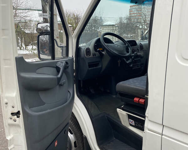 Белый Мерседес Sprinter, объемом двигателя 2.7 л и пробегом 422 тыс. км за 10000 $, фото 5 на Automoto.ua