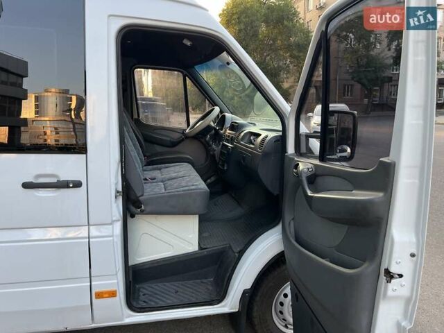 Белый Мерседес Sprinter, объемом двигателя 2.2 л и пробегом 100 тыс. км за 12000 $, фото 2 на Automoto.ua