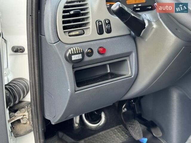 Белый Мерседес Sprinter, объемом двигателя 2.7 л и пробегом 162 тыс. км за 15300 $, фото 15 на Automoto.ua