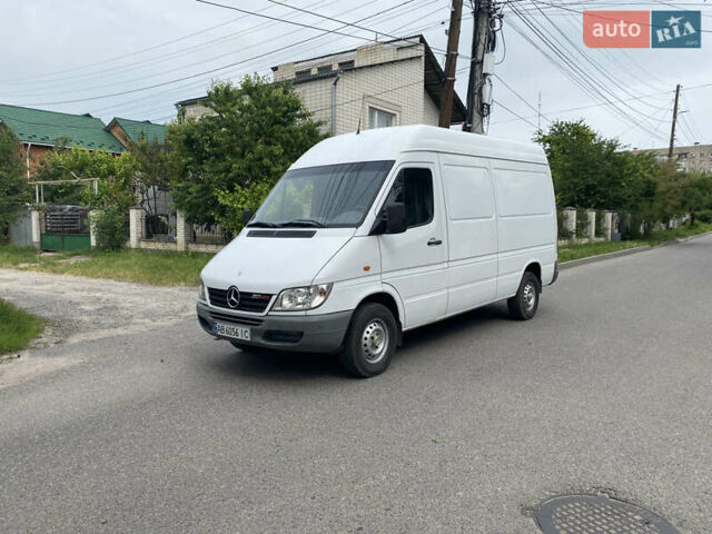 Белый Мерседес Sprinter, объемом двигателя 2.2 л и пробегом 450 тыс. км за 9800 $, фото 2 на Automoto.ua