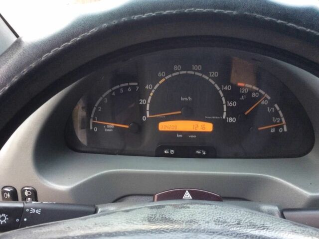 Белый Мерседес Sprinter, объемом двигателя 2.1 л и пробегом 334 тыс. км за 10800 $, фото 1 на Automoto.ua