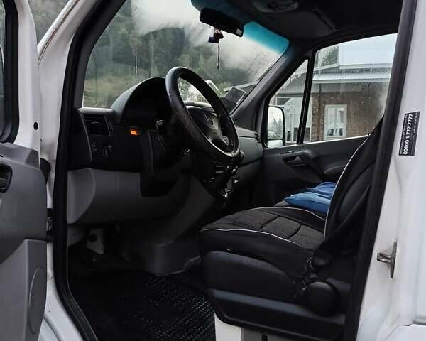 Белый Мерседес Sprinter, объемом двигателя 2.15 л и пробегом 360 тыс. км за 8500 $, фото 3 на Automoto.ua