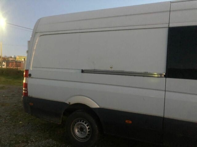 Белый Мерседес Sprinter, объемом двигателя 2.2 л и пробегом 450 тыс. км за 5700 $, фото 1 на Automoto.ua