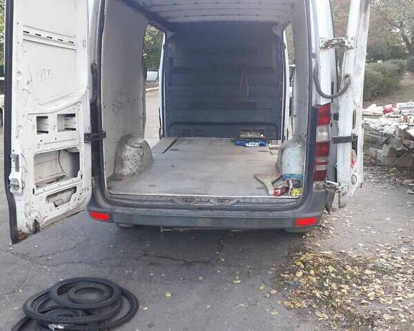 Белый Мерседес Sprinter, объемом двигателя 2.15 л и пробегом 300 тыс. км за 10000 $, фото 2 на Automoto.ua