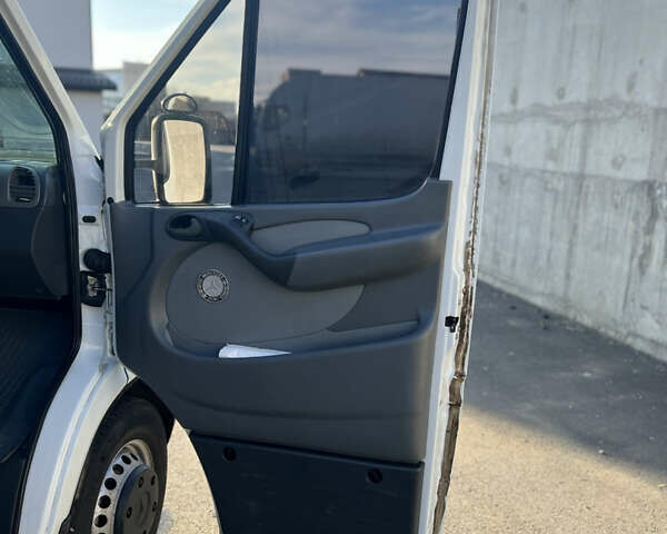 Белый Мерседес Sprinter, объемом двигателя 2.7 л и пробегом 407 тыс. км за 21555 $, фото 35 на Automoto.ua