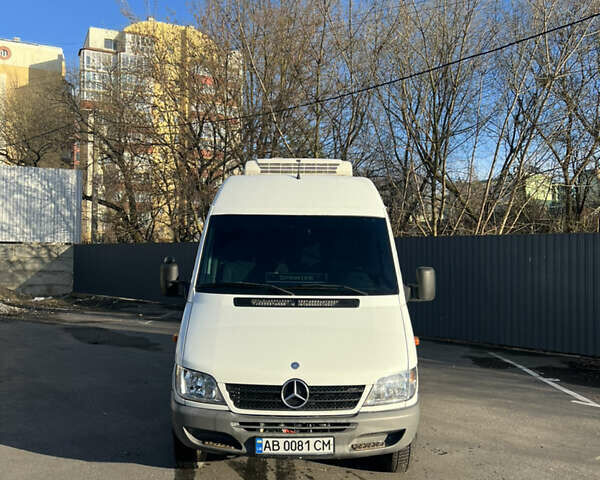 Белый Мерседес Sprinter, объемом двигателя 2.7 л и пробегом 407 тыс. км за 21555 $, фото 3 на Automoto.ua
