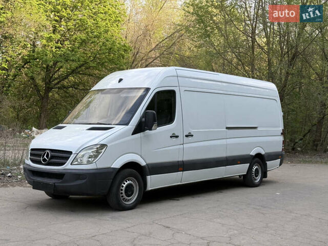 Белый Мерседес Sprinter, объемом двигателя 2.2 л и пробегом 300 тыс. км за 10900 $, фото 1 на Automoto.ua