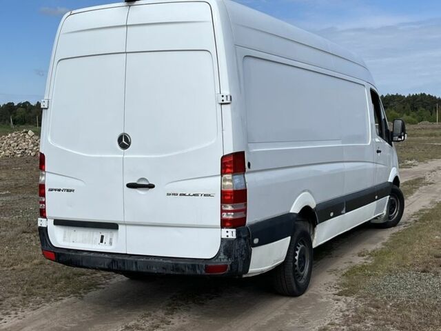 Белый Мерседес Sprinter, объемом двигателя 2.2 л и пробегом 350 тыс. км за 4600 $, фото 2 на Automoto.ua