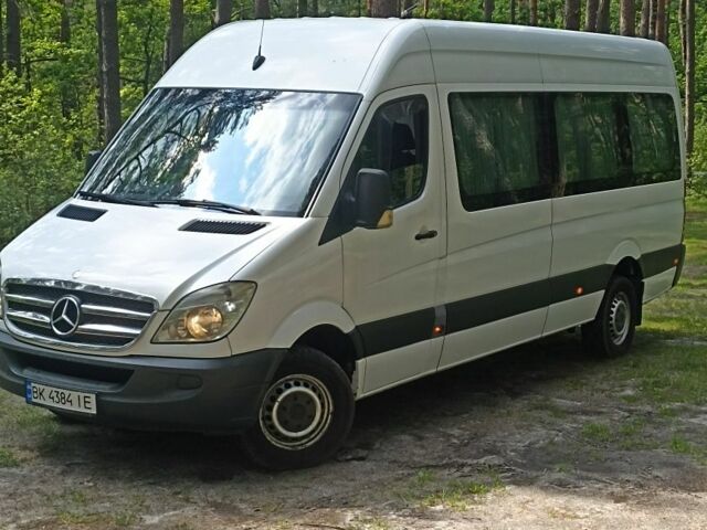 Белый Мерседес Sprinter, объемом двигателя 2.1 л и пробегом 640 тыс. км за 15000 $, фото 2 на Automoto.ua