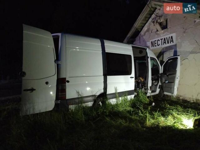 Белый Мерседес Sprinter, объемом двигателя 2.2 л и пробегом 600 тыс. км за 4800 $, фото 2 на Automoto.ua