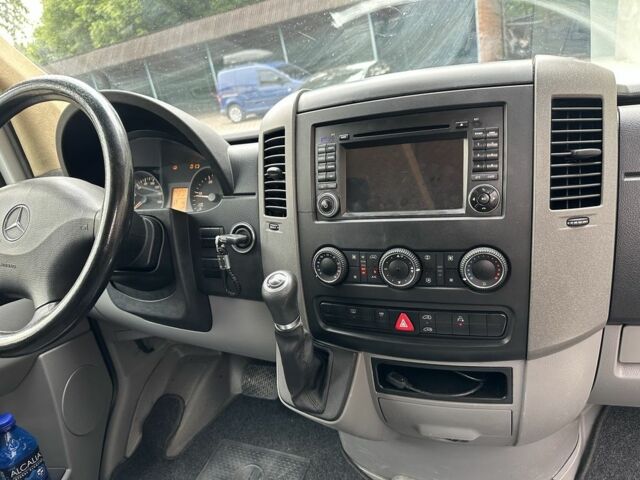 Белый Мерседес Sprinter, объемом двигателя 2.1 л и пробегом 420 тыс. км за 12500 $, фото 5 на Automoto.ua