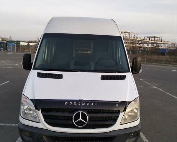 Белый Мерседес Sprinter, объемом двигателя 2.1 л и пробегом 350 тыс. км за 9700 $, фото 1 на Automoto.ua