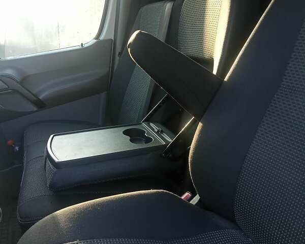 Белый Мерседес Sprinter, объемом двигателя 2.14 л и пробегом 350 тыс. км за 12000 $, фото 6 на Automoto.ua