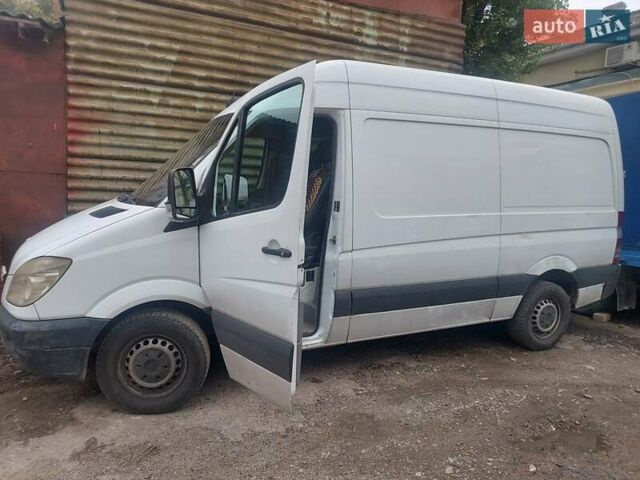 Белый Мерседес Sprinter, объемом двигателя 2.1 л и пробегом 327 тыс. км за 10700 $, фото 2 на Automoto.ua
