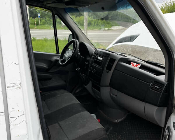 Белый Мерседес Sprinter, объемом двигателя 2.2 л и пробегом 426 тыс. км за 7900 $, фото 6 на Automoto.ua