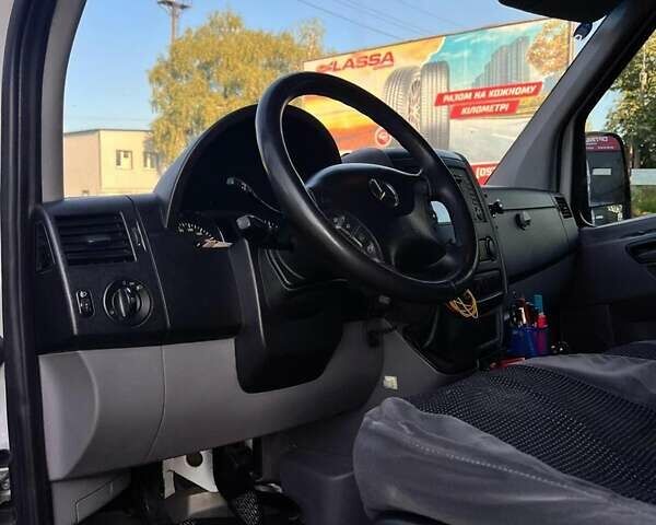Белый Мерседес Sprinter, объемом двигателя 2.99 л и пробегом 570 тыс. км за 15700 $, фото 4 на Automoto.ua