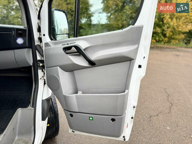 Белый Мерседес Sprinter, объемом двигателя 3.22 л и пробегом 400 тыс. км за 16500 $, фото 13 на Automoto.ua