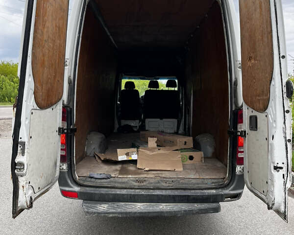 Белый Мерседес Sprinter, объемом двигателя 2.2 л и пробегом 426 тыс. км за 7900 $, фото 4 на Automoto.ua