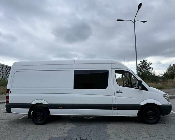 Белый Мерседес Sprinter, объемом двигателя 2.2 л и пробегом 300 тыс. км за 11100 $, фото 7 на Automoto.ua