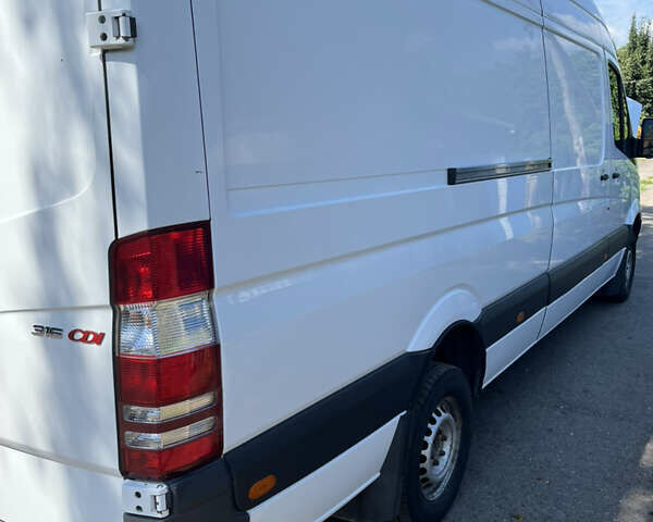 Белый Мерседес Sprinter, объемом двигателя 2.1 л и пробегом 468 тыс. км за 16500 $, фото 3 на Automoto.ua