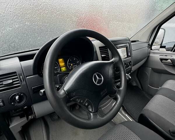 Белый Мерседес Sprinter, объемом двигателя 2.2 л и пробегом 300 тыс. км за 11100 $, фото 3 на Automoto.ua