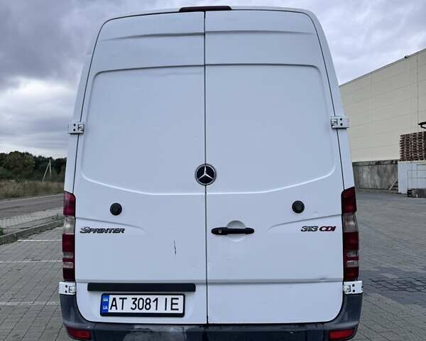 Белый Мерседес Sprinter, объемом двигателя 2.2 л и пробегом 300 тыс. км за 11100 $, фото 14 на Automoto.ua