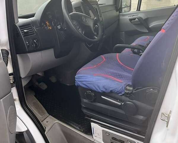 Белый Мерседес Sprinter, объемом двигателя 2.1 л и пробегом 500 тыс. км за 15200 $, фото 2 на Automoto.ua