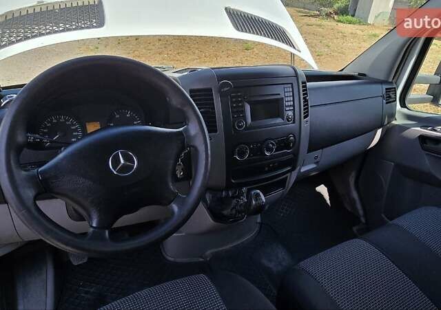 Белый Мерседес Sprinter, объемом двигателя 2.14 л и пробегом 383 тыс. км за 18500 $, фото 5 на Automoto.ua