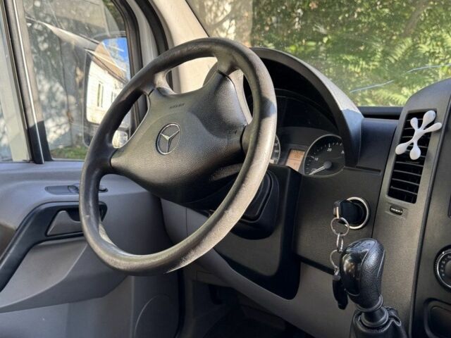 Белый Мерседес Sprinter, объемом двигателя 2.1 л и пробегом 377 тыс. км за 15000 $, фото 4 на Automoto.ua