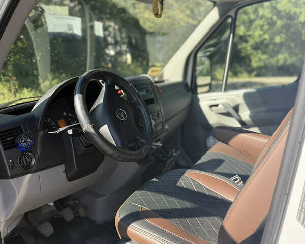 Белый Мерседес Sprinter, объемом двигателя 2.14 л и пробегом 315 тыс. км за 16000 $, фото 9 на Automoto.ua
