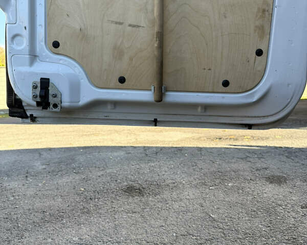 Белый Мерседес Sprinter, объемом двигателя 3 л и пробегом 378 тыс. км за 19500 $, фото 28 на Automoto.ua