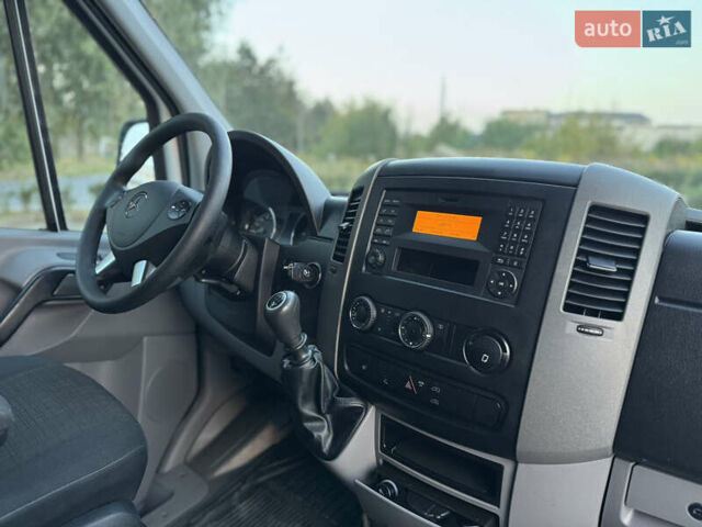Белый Мерседес Sprinter, объемом двигателя 2.2 л и пробегом 289 тыс. км за 18200 $, фото 2 на Automoto.ua