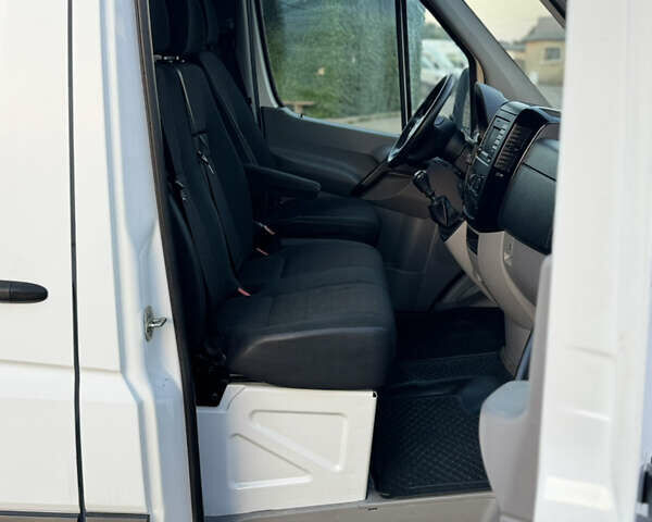 Белый Мерседес Sprinter, объемом двигателя 2.2 л и пробегом 350 тыс. км за 15000 $, фото 8 на Automoto.ua