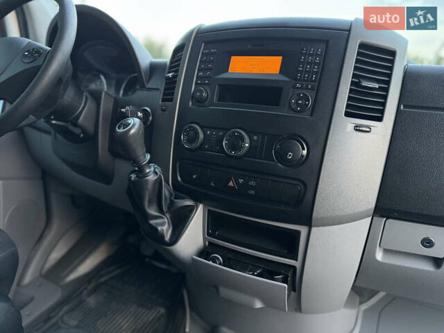 Белый Мерседес Sprinter, объемом двигателя 2.2 л и пробегом 289 тыс. км за 18200 $, фото 4 на Automoto.ua