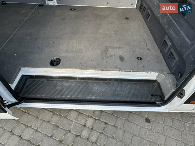 Белый Мерседес Sprinter, объемом двигателя 2.2 л и пробегом 350 тыс. км за 15000 $, фото 34 на Automoto.ua