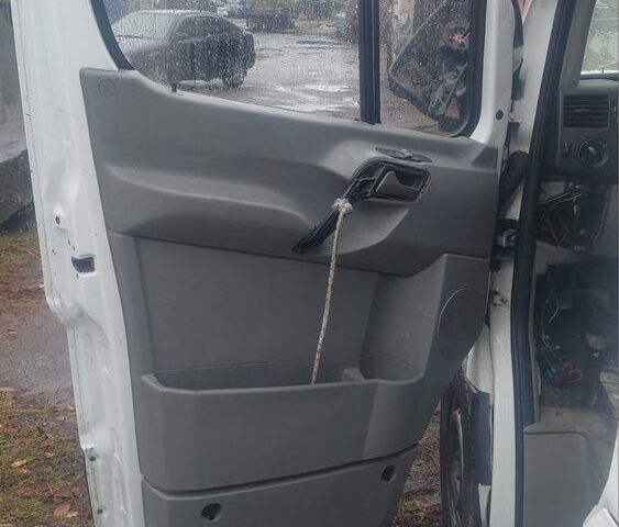 Белый Мерседес Sprinter, объемом двигателя 2.2 л и пробегом 350 тыс. км за 1903 $, фото 10 на Automoto.ua