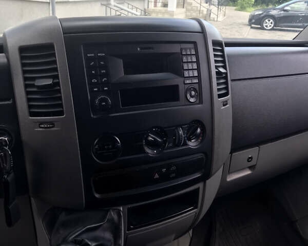 Белый Мерседес Sprinter, объемом двигателя 2.1 л и пробегом 546 тыс. км за 13200 $, фото 3 на Automoto.ua