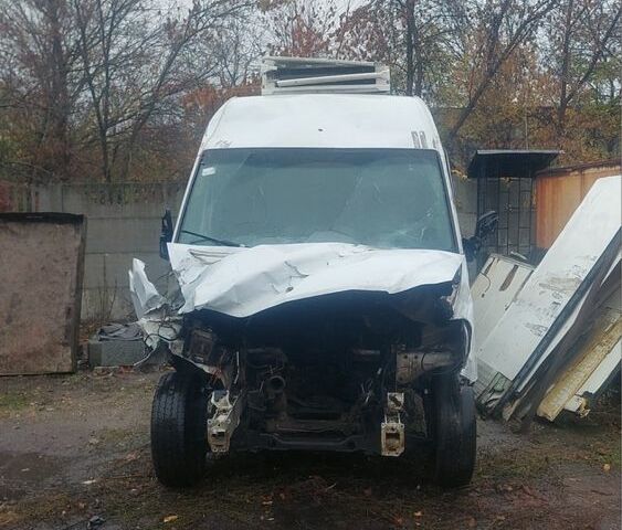 Белый Мерседес Sprinter, объемом двигателя 2.2 л и пробегом 350 тыс. км за 1903 $, фото 2 на Automoto.ua